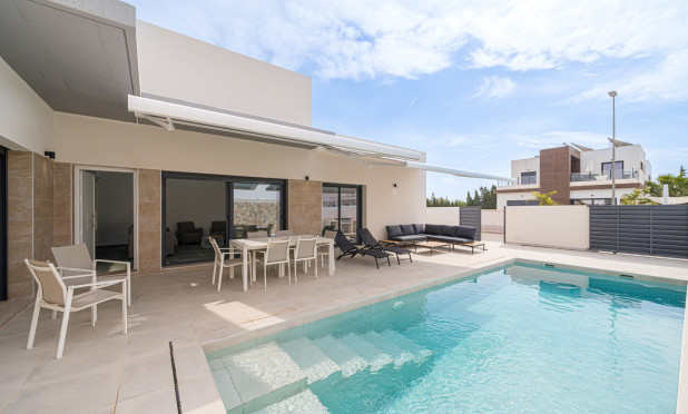 Resale - Townhouse - Daya Nueva