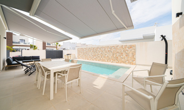 Resale - Townhouse - Daya Nueva