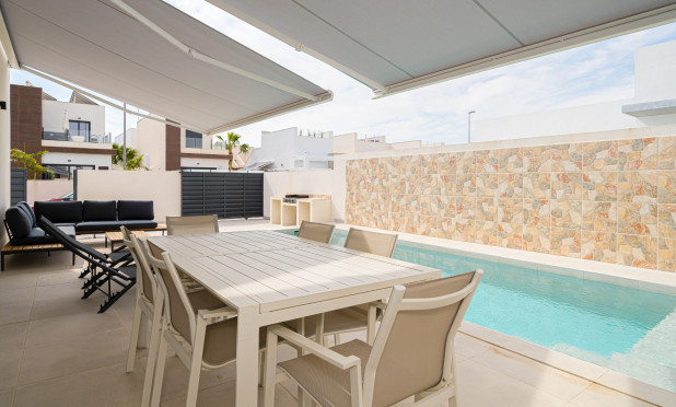 Resale - Townhouse - Daya Nueva