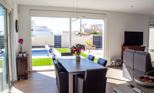 Resale - Semi-detached villa - Torrevieja - La Siesta - El Salado -  Torreta
