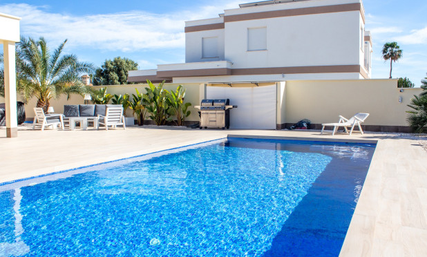 Resale - Semi-detached villa - Torrevieja - La Siesta - El Salado -  Torreta