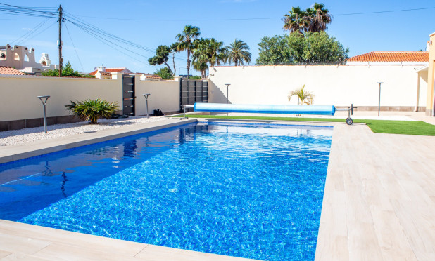 Resale - Semi-detached villa - Torrevieja - La Siesta - El Salado -  Torreta