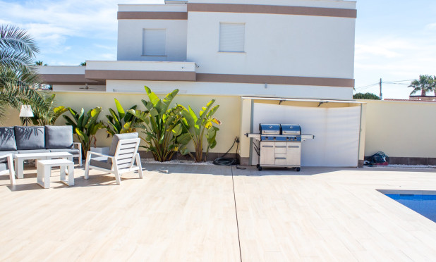 Resale - Semi-detached villa - Torrevieja - La Siesta - El Salado -  Torreta