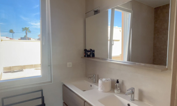 Resale - Semi-detached villa - Torrevieja - La Siesta - El Salado -  Torreta