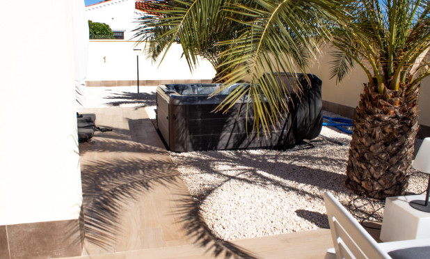 Resale - Semi-detached villa - Torrevieja - La Siesta - El Salado -  Torreta