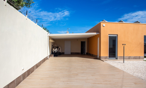 Resale - Semi-detached villa - Torrevieja - La Siesta - El Salado -  Torreta