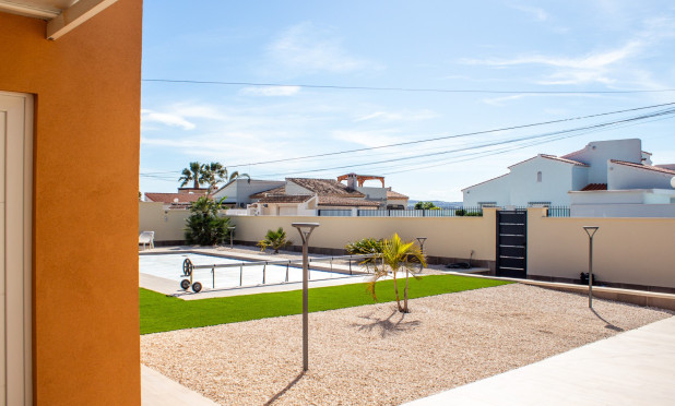 Resale - Semi-detached villa - Torrevieja - La Siesta - El Salado -  Torreta