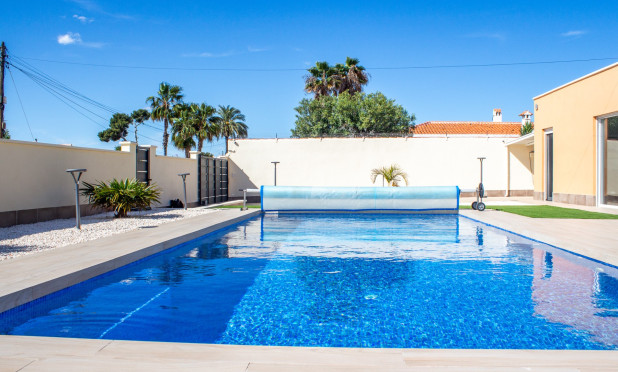 Resale - Semi-detached villa - Torrevieja - La Siesta - El Salado -  Torreta