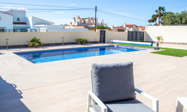 Resale - Semi-detached villa - Torrevieja - La Siesta - El Salado -  Torreta