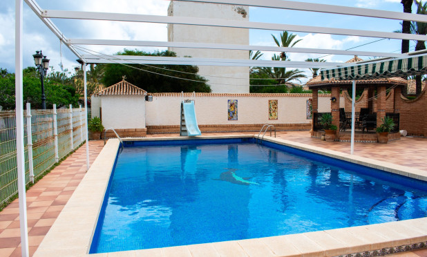 Resale - Villa - Orihuela Costa - MUY CERCA DE LA PLAYA