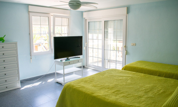 Resale - Villa - Orihuela Costa - MUY CERCA DE LA PLAYA