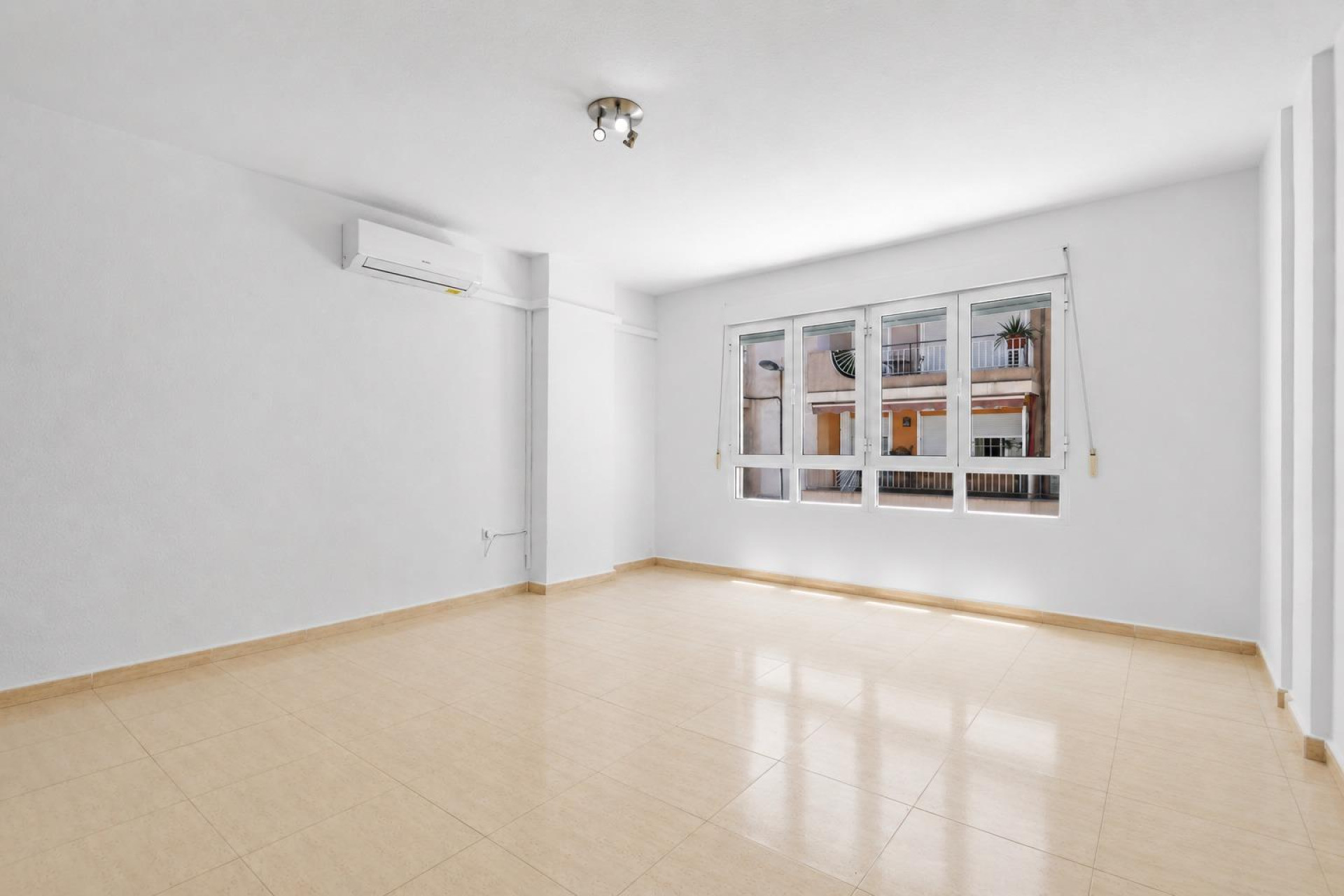 Resale - Apartment / flat - Torrevieja - Puerto Deportivo