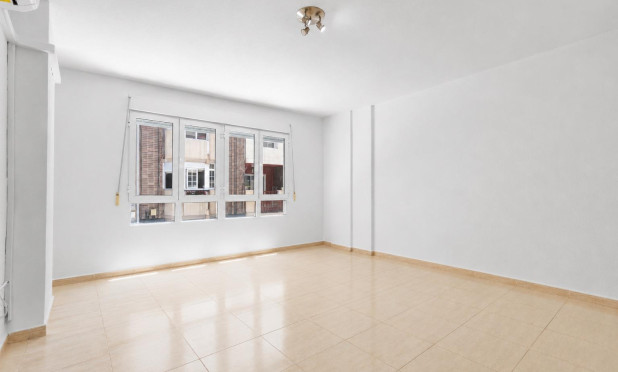Resale - Apartment / flat - Torrevieja - Puerto Deportivo