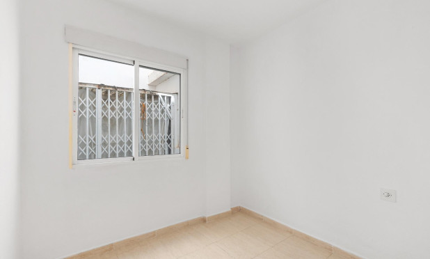 Resale - Apartment / flat - Torrevieja - Puerto Deportivo