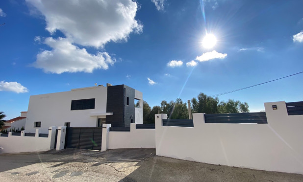Resale - Villa - Calpe