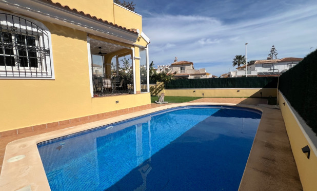 Wiederverkauf - Villa - Orihuela Costa - Los Dolses