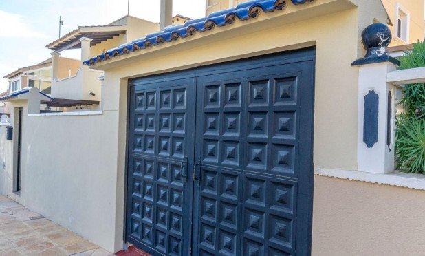 Resale - Villa - Orihuela Costa - Villamartín