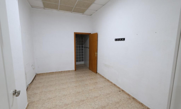 Resale - Commercial premises - Torrevieja - Centro