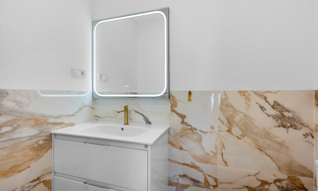 Resale - Apartment / flat - Torrevieja - Punta Prima