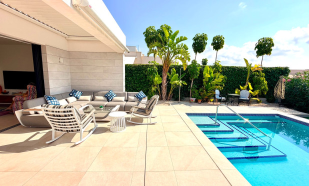 Resale - Villa - Los Montesinos - La Herrada