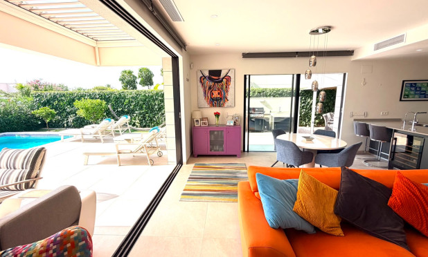 Resale - Villa - Los Montesinos - La Herrada