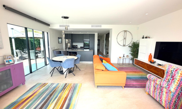 Resale - Villa - Los Montesinos - La Herrada