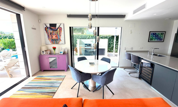 Resale - Villa - Los Montesinos - La Herrada