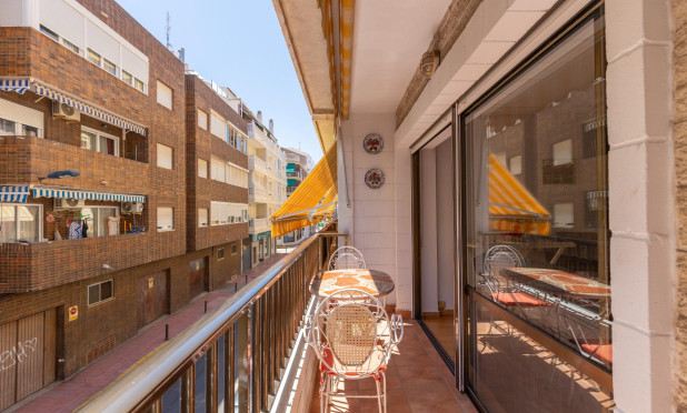 Resale - Apartment / flat - Torrevieja - Paseo maritimo