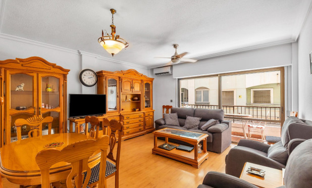 Resale - Apartment / flat - Torrevieja - Paseo maritimo