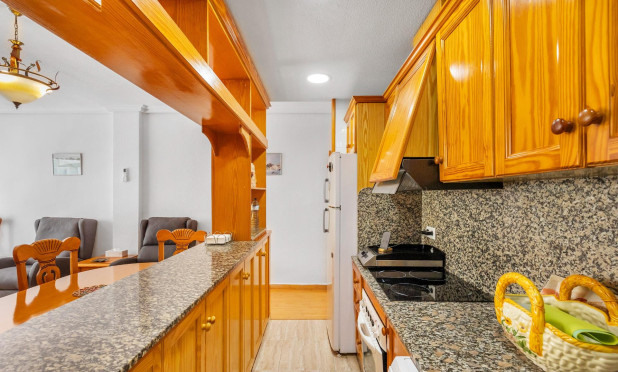 Resale - Apartment / flat - Torrevieja - Paseo maritimo