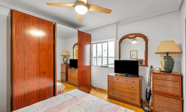 Resale - Apartment / flat - Torrevieja - Paseo maritimo