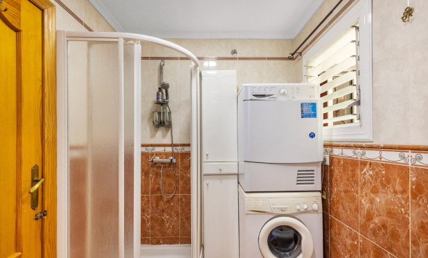 Resale - Apartment / flat - Torrevieja - Paseo maritimo
