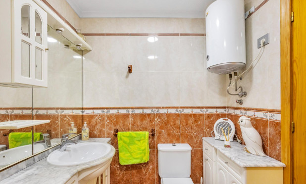 Resale - Apartment / flat - Torrevieja - Paseo maritimo