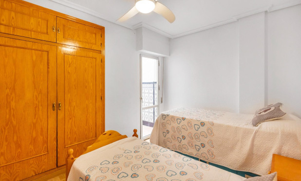 Resale - Apartment / flat - Torrevieja - Paseo maritimo