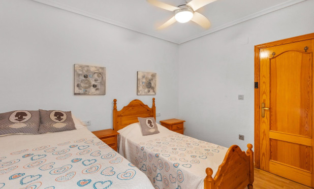 Resale - Apartment / flat - Torrevieja - Paseo maritimo