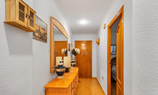 Resale - Apartment / flat - Torrevieja - Paseo maritimo