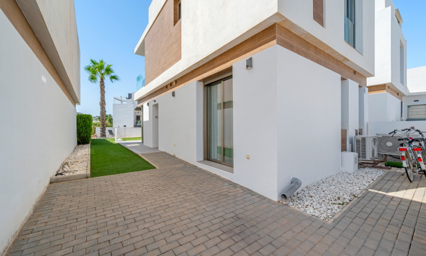 Odsprzedaż - Villa - Orihuela Costa - Villamartín