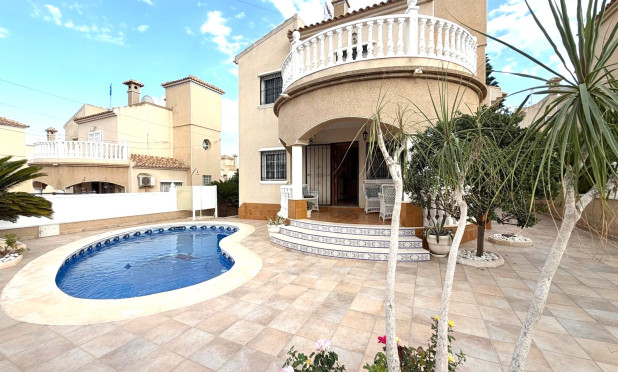 Resale - Villa - Orihuela Costa - Villamartín