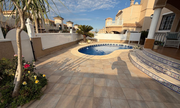 Resale - Villa - Orihuela Costa - Villamartín