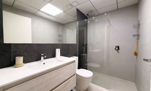 Resale - Apartment / flat - Lo Crispin