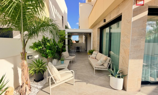 Resale - Villa - Los Montesinos - La Herrada