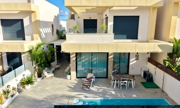 Resale - Villa - Los Montesinos - La Herrada