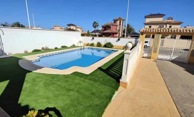 Resale - Villa - Orihuela Costa - La Zenia