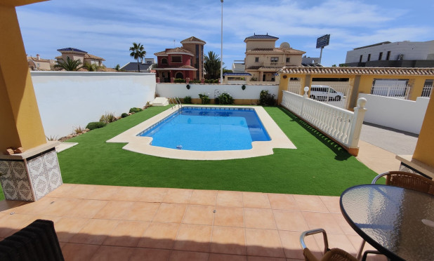 Resale - Villa - Orihuela Costa - La Zenia