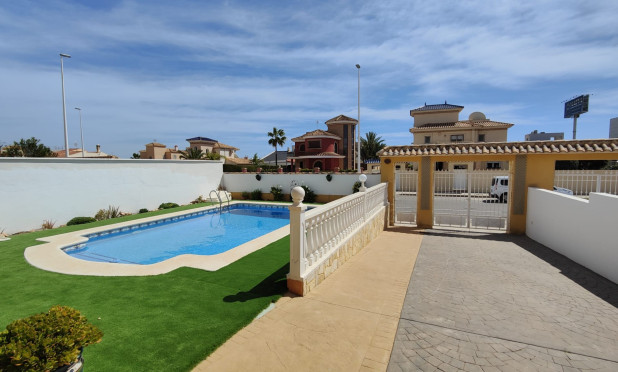 Resale - Villa - Orihuela Costa - La Zenia